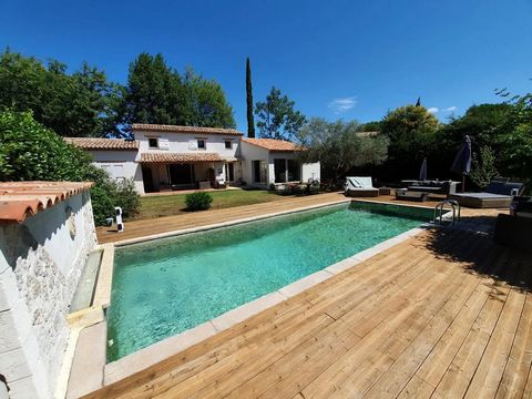 Charming 5 bedroom Villa with pool and lovely flat garden situated near to the village of Callian for sale. There is a fully equipped open-plan kitchen with breakfast bar and dining area with sliding doors onto the garden, perfect for entertaining an...