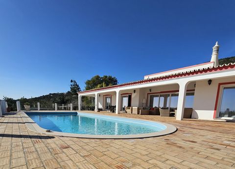 On top of the world - most spectacular location in Santa Barbara de Nexe is this 4 suites luxury property with 10.000 sqm land and heated saltwater swimming pool. Driveway and garden around the house. Very private not overlooked. The single-story vil...