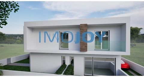 Excellent shop/office inserted in a multifamily house with three fractions with typology T4 and T3. It has an area of 23.82m2, a bathroom and patio with 13.93m2. With a great location in the centre of Fernão Ferro, close to all services. IMOJOY Real ...