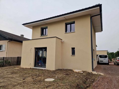 In a quiet and popular area, we offer for sale this magnificent T5 house of 108 m2, built on a plot of 470 m2, being finalized (end of work in April 2023). It consists, on the ground floor, of an entrance with cupboard, a kitchen open to the living r...