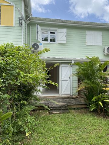ANSE A L'ANE: Discover this F3 duplex-semi-detached villa with garden. Composed on the ground floor of a first terrace, a fitted kitchen with serving hatch, a long living room leading out to the fenced garden and a shower room with toilet; on the 1st...