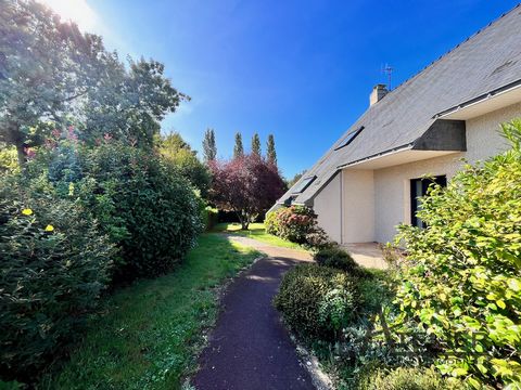 Do you need space for family and teleworking, do you want a green environment without being isolated, or a terrace without vis-à-vis? This house is made for you! 15 minutes west of Nantes, in a quiet residential area of the popular town of Sautron, s...