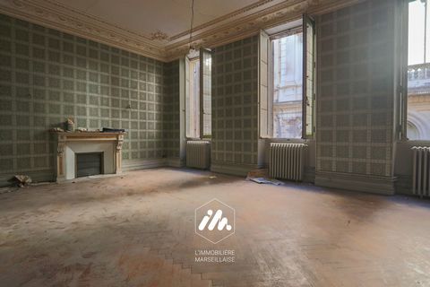 Located a few steps from the Prefecture, this 173m2 apartment to renovate is located on the first floor of a beautiful old building. The latter has preserved all its former splendour. Solid herringbone parquet floors, fireplaces, high ceilings, mould...