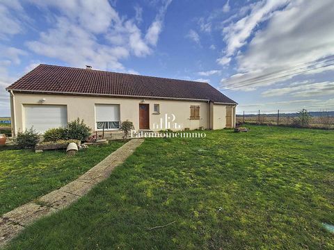 The PATRIMOINE IMMO Sens agency offers: In the charming village of Voisines, in a quiet area, come and discover this pretty F3 single-storey house of 115m2 with a view of the surrounding countryside. It is equipped with double glazing with electric s...
