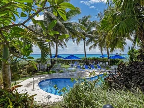 ¡Adéntrate en el mundo del lujo en Maxwell Beach Villas 102! El apartamento 102 en Maxwell Beach Villas es una joya de 2 dormitorios y 2 baños ubicada a lo largo de la impresionante costa sur de Barbados, perfectamente situada entre la vibrante St. L...