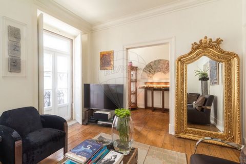 Description Charming apartment of typology T1+1 located in the emblematic Rua da Rosa (the most famous street in Bairro Alto, center of the Lisbon 