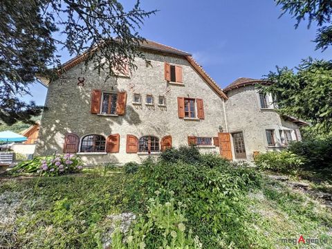 *Exclusive*. Located on the heights of Saint Paul Lès Monestier, discover this charming mansion of character with an adjoining farmhouse on a plot of 3500 m², in a pleasant and peaceful environment. Breathtaking view of Belledone and the Vercors. Not...