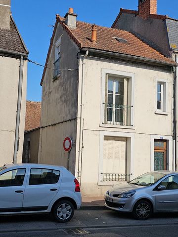 House for sale 2 H de PARIS Coeur de COSNE/LOIRE Townhouse with its courtyard offers: Entrance, kitchen, living room dining room opening onto veranda and independent courtyard 1st floor: Landing, bedroom, office, shower room 2nd floor 1 bedroom, atti...