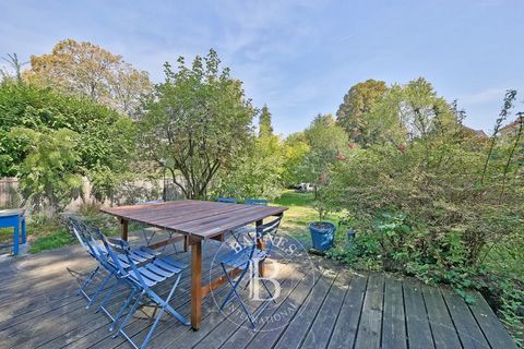 In the highly sought-after area of Viroflay Left Bank, this family home offering about 230m² (2,476 sq ft) of living space stands on a 1,041m² (11,205 sq ft) wooded plot of land in a privileged environment near the shops, train stations, schools and ...