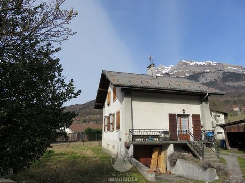 This house, located in the plain of Passy, is just waiting to find a new owner in order to have a second life. Located on a plot of 596m2, it currently consists of: - On the raised ground floor: a kitchen opening onto a balcony, a bright living room,...