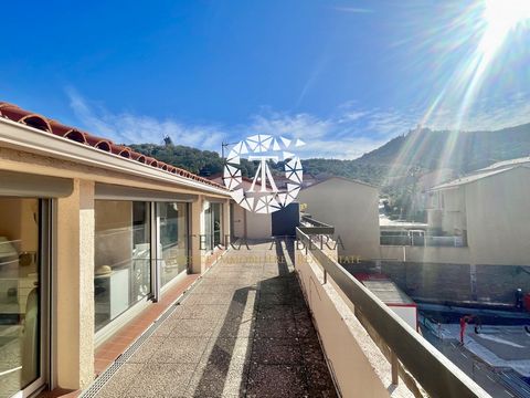 Magnifik F3-lägenhet i Collioure, belägen på 3:e och sista våningen, som erbjuder en solig terrass på 30 m2 med öppen utsikt mot söder. Det rymliga vardagsrummet badar i ljus tack vare sina 3 fönster från golv till tak och ett öppet kök. Två sovrum, ...