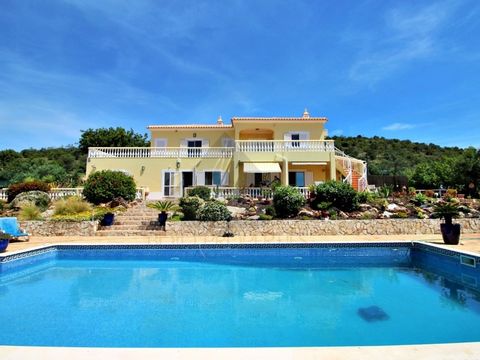 Magnificent property with 3.2 hectares of land located in the region of Alte, municipality of Loulé, with panoramic views over the Algarve countryside and the sea on the horizon. With quick access, located 3 km from the main road IC1 and the A2 motor...