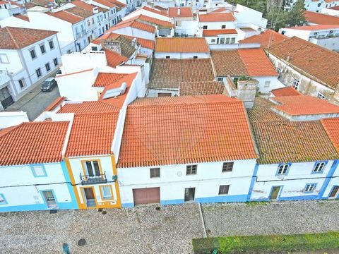 Description Manor building facing two streets located in the village of Redondo, one of the most visited villages in Central Alentejo. This iconic building located right in the center of the village consists of two floors with private parking. In all...