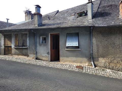 TERRASSON-LA-VILLEDIEU is located on the eastern edge of the Dordogne, on the borders of Corrèze and Limousin. This village house to renovate is ideally located Close to the town center and all amenities with a surface area of approximately 68m2 and ...