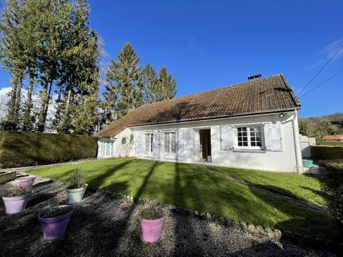 Ref 3998 : Beautiful house, of about 150 m2 of living space, at the foot of the forest, located in a cul-de-sac, of a beautiful village in the valley of the Canche, 5 minutes from Hesdin, comprising: On the ground floor: Entrance hall, living room (2...