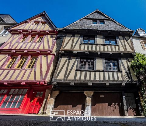 This magnificent half-timbered house, called a house in Pondalez located in the heart of the town of Morlaix, is a real atypical architectural marvel, a direct testimony of the Middle Ages. This 15th century building offers a beautiful volume and all...