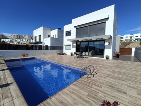 Modern luxury villa in Benissa, very bright, south facing. It is located on a flat plot of 376 m2, just a short walk from the centre of Benissa and 10 minutes by car from the beaches and coves, Moraira and Calpe. Beautiful panoramic views of the Peñó...