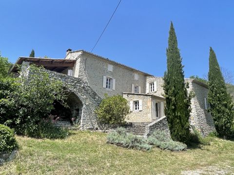 A vendre, Sud Ardèche, au coeur de la vallée de l'Ibie, magnifique mas en pierre d'une superficie d'environ 145 m2 habitables comprenant au rez de chaussée : deux terrasses dont une couverte, un salon avec cheminée, une salle à manger, une cuisine, u...