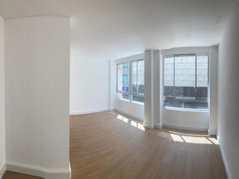 Office for sale located in Edifício Aviz, on the heart of Avenida Fontes Pereira de Melo. This 58 sqm office is an open space area with a private toilet. Recently refurbished, its windows occupy the entire facade, bring natural day light to the insid...