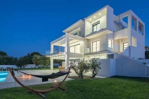 Deze luxe villa ligt in de regio Akrotiri, op het pittoreske eiland Zakynthos. Dit uitzonderlijke pand, geschonken door GADAIT International, is een waar juweel van de Ionische Eilanden. De villa, met een totale oppervlakte van 370 m², ligt op een pe...