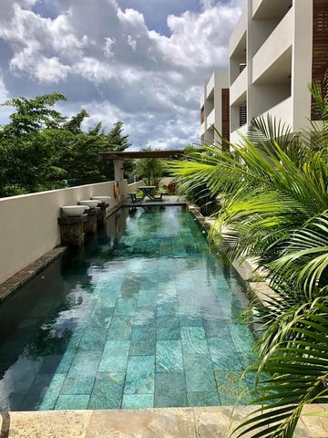 Lovely penthouse for rent. Located not far from Cascavelle in a secure residence. A very quiet and peaceful area in a very well-maintained neighborhood close to all amenities. School, shops, university, beach, etc. Features: 3 bedrooms (1 en suite) 2...