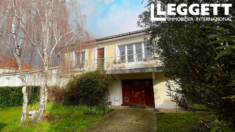 A24186SCN16 - This charming house with basement is located in the centre of La Couronne, 2 minutes from the shops. The large, pleasant, fully enclosed garden of more than 1,000 m² is a real gem. The house features a large, bright living room with woo...