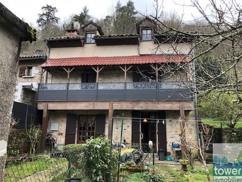Residential house located in Villefranche de Rouergue 5 minutes walk from the city center. It is composed of 3 levels with on the ground floor, kitchen, living room, and living room with a fireplace equipped with a wood stove. On the first floor you ...