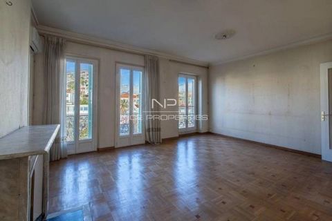NICE CENTER / CARABACEL : A stone's away from the amenities, the shops and the tram, on the top floor of a beautiful building with renovated common areas and facade, we offer this 3/4 room apartment of 90 m², facing East and West, with balcony and op...