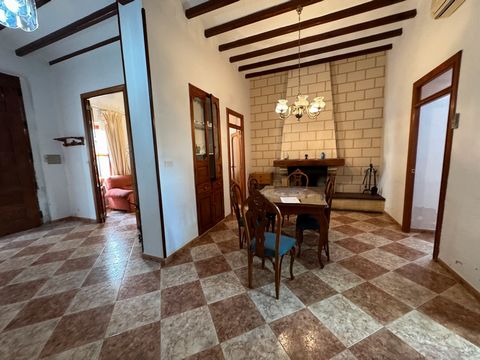 Opportunity Town house with 1 height and 2 floors 151 meters built and very well used in a spacious double living/dining room with fireplace, double bedroom with windows to the street, crossing the large room we find the fitted kitchen that communica...