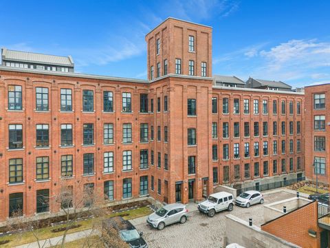 Experience the epitome of urban living in this chic loft at the historic Corticelli building, one of the most sought-after & unique buildings on the Lachine canal. Enjoy a second-to-none location, steps away from some of the trendiest restaurants, ba...