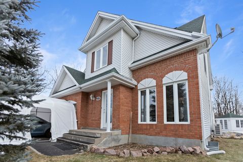 Superb cottage in a sought-after and family-oriented area. Featuring 3 bedrooms, 2 full bathrooms, and 1 powder room. Fully finished basement and garage. All situated backing onto a wooded area. Sought-after area 3-bedroom two-story house Hardwood fl...