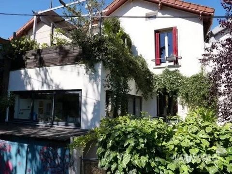 VOUSAMOI invites you to discover this 5-room house, with a total floor area of 113 m², located in the Barbusse district. Nestled in a green cul-de-sac, this house has an atypical and bright configuration, facing south, with a small cosy garden. The e...