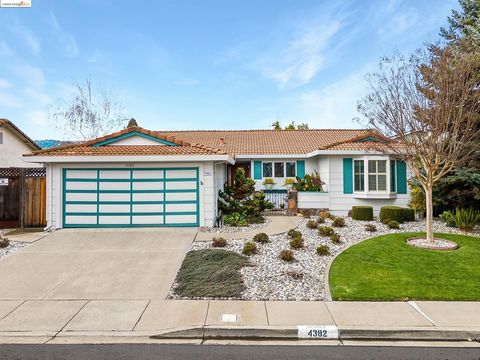 Don't miss out on this well maintained home located close to shopping, dining and major companies like Clorox Company and Workday. Located in the beautiful neighborhood of Val Vista this home boasts a bright, roomy kitchen with lots of cabinet space,...