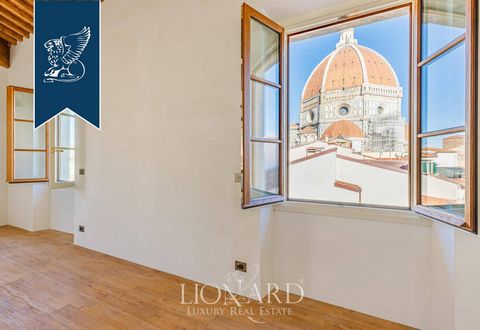 Этот уникальный пентхаус в историческом Палаццо Портинари Сальвиати, расположенном в самом сердце Флоренции, представляет собой настоящую жемчужину роскоши и истории. Резиденция, занимающая 450 квадратных метров, с террасой в 71 квадратный метр, пред...