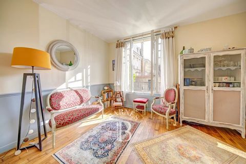 Your BARNES Versailles agency is listing this renovated apartment with a private garden in a building with character in the most sought-after area of Versailles: Les Près. In a quiet location close to Rive-Droite train station and Place du Marché, th...