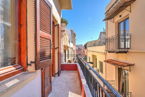 In the picturesque, cobbled streets of Rethymno Old Town, this townhouse emanates an ambience from a bygone era while offering all modern amenities. The 165 sqm townhouse unfolds over three floors, connected with an interior staircase, and offers a t...