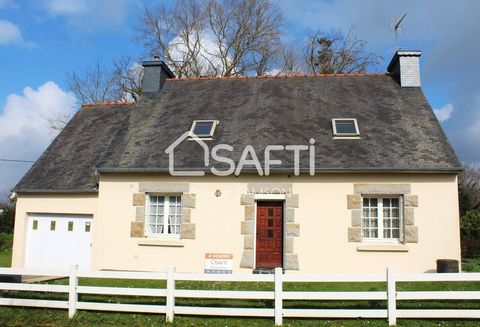 Située au bourg de Ploumilliau, cette maison néo-bretonne est implantée sur un terrain de 775 m², offrant un cadre de vie paisible en ville. Elle bénéficie d'une exposition Est-Ouest, d'une façade en enduit et d'une toiture en ardoise. L'environnemen...