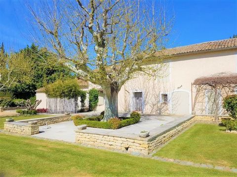 At the foot of the Luberon massif, we offer for sale a farmhouse of 350 m2 on a landscaped plot of 3650 m2. This farmhouse facing ' south ' and whose construction dates back to the 17th century is located in a residential environment and in absolute ...