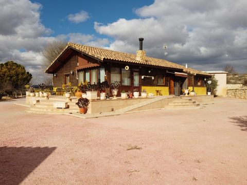This stunning villa is situated just outside the thriving town of Pinoso and offers a peaceful and serene living experience. The 119 square meter log cabin boasts 3 bedrooms, 2 bathrooms (1 en-suite), a spacious kitchen, and a comfortable lounge/dini...