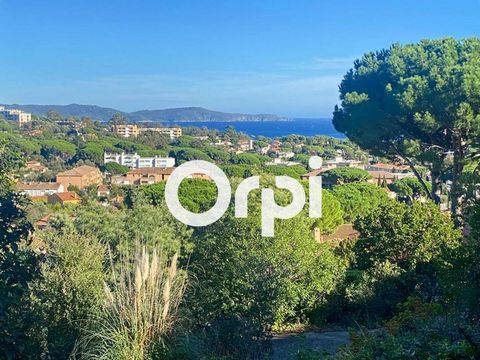 DOWNTOWN DISTRICT - 5-ROOM HOUSE WITH SWIMMING POOL Built in the Centre-ville district, discover this 5-room house of 110 m² to be completely renovated and 2,735 m² of land located in CAVALAIRE SUR MER (83240). It has on the ground floor an entrance,...