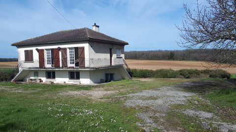 Enormous potential for this very good construction from 1971, very bright, with very beautiful views of the woods and the countryside. On a plot of 4300 m2 to display with a large parking shed of 260m2. 15 minutes from Poitiers city center, between M...