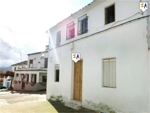 Cette maison de ville jumelée de 173 m2, de 4 à 5 chambres, est située en bordure du village espagnol blanchi à la chaux d'El Poleo sur un terrain de 110 m2 et à proximité de la ville historique populaire de Priego de Cordoba en Andalousie, en Espagn...