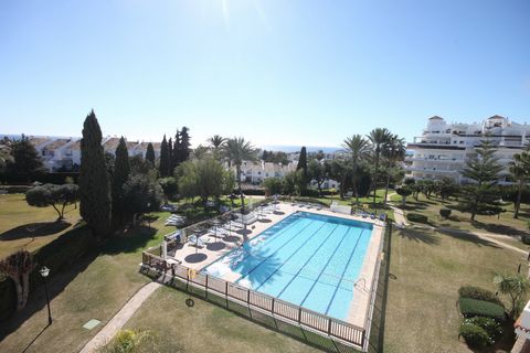 Located in Nueva Andalucía. A unique opportunity to acquire a fantastic located apartment situated in the very sought after community of Royal Gardens. This property boasts 3 bedrooms, 2 bathrooms and 1 guest toilet. Located on the third floor, the p...