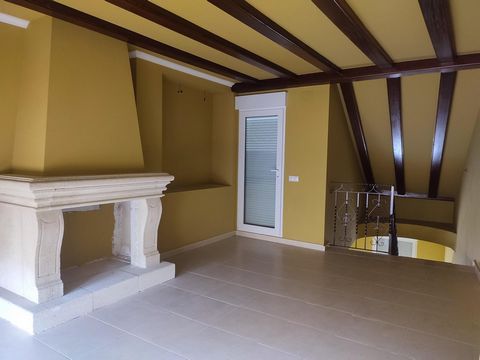 Central duplex for sale in Javea of 150m2 useful and 30m2 of terrace with pergola. On the ground floor we find a living room, the kitchen equipped with furniture, a hallway with many fitted wardrobes, a complete bathroom, two bedrooms, one of them wi...