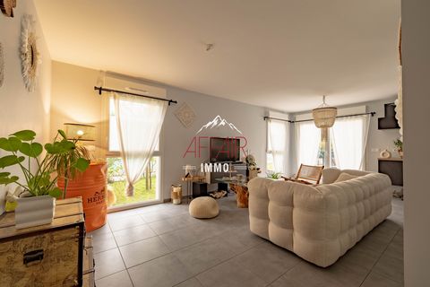 REIGNIER - Quiet and close to the city center, this semi-detached house is built 20 minutes from GENEVA and 5 minutes from the motorway entrance and the train station (CEVA), This property on two levels with terrace and garden is an excellent comprom...