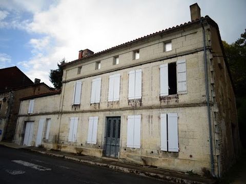 Building to renovate located in the center of Blanzac to renovate, close to shops. Big potential. Possibility of making up to five apartments in the building. A barn attached to the house could also be converted into a house or used as a garage. Work...