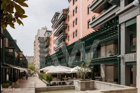Exceptional commercial space with 390m2 of private area and parking for 50 cars in the exclusive Páteo Bagatela in Lisbon! The commercial space consists of a restaurant with entrance by the outside patio, an interior room, a terrace, an equipped kitc...