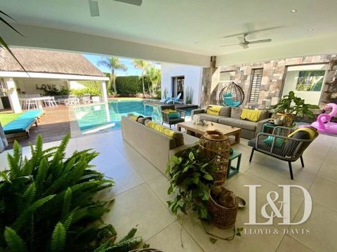 Sumptuous and spacious villa of 440m2 available for purchase located in a RES residence. It consists of 4 en-suite bedrooms and an office. The villa offers a living and relaxing space open to the outside. A sure favourite with its colourful and tropi...
