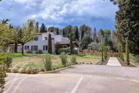 JOINT SOLE AGENT. In the immediate vicinity of Valbonne Village, in absolute calm, an amazing villa recently renovated with much taste and refinement in a very bucolic setting. The villa nestles in flat grounds of 5,096 sqm with swimming pool. The gr...