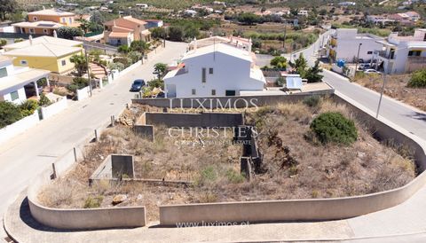 This construction-ready corner lot is located near the heart of Mexilhoeira Grande , Algarve. 160 m2 of available building space permits the construction of a spacious and pleasant home. This plot's quiet locatio n, away from the bustle of Algarve to...